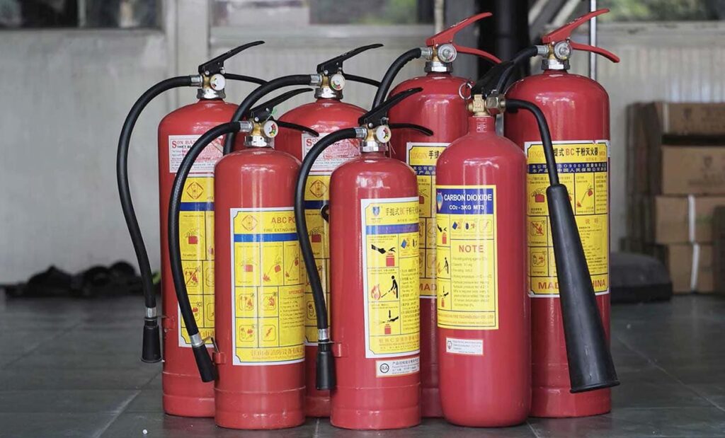 Bình chữa cháy là thiết bị dùng để dập tắt các đám cháy nhỏ