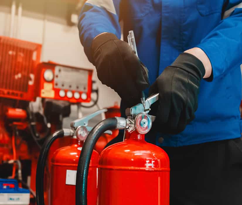 PCCC Phú Quang sử dụng quy trình nạp sạc bình chữa cháy đúng chuẩn