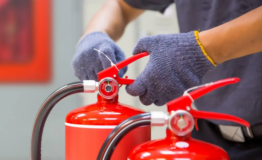 Quy trình nạp sạc bình chữa cháy của PCCC Phú Quang đáp ứng các tiêu chuẩn an toàn?